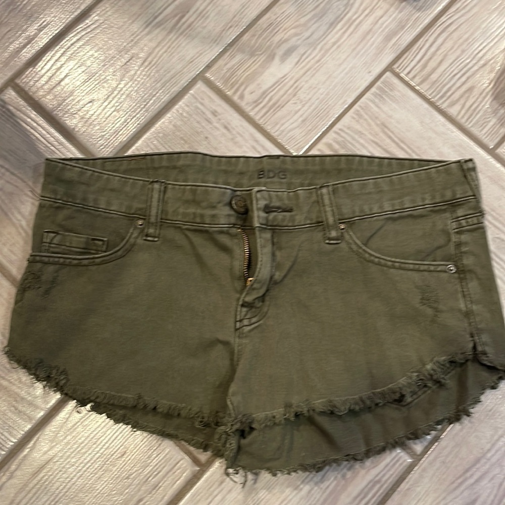 Army green short shorts.
